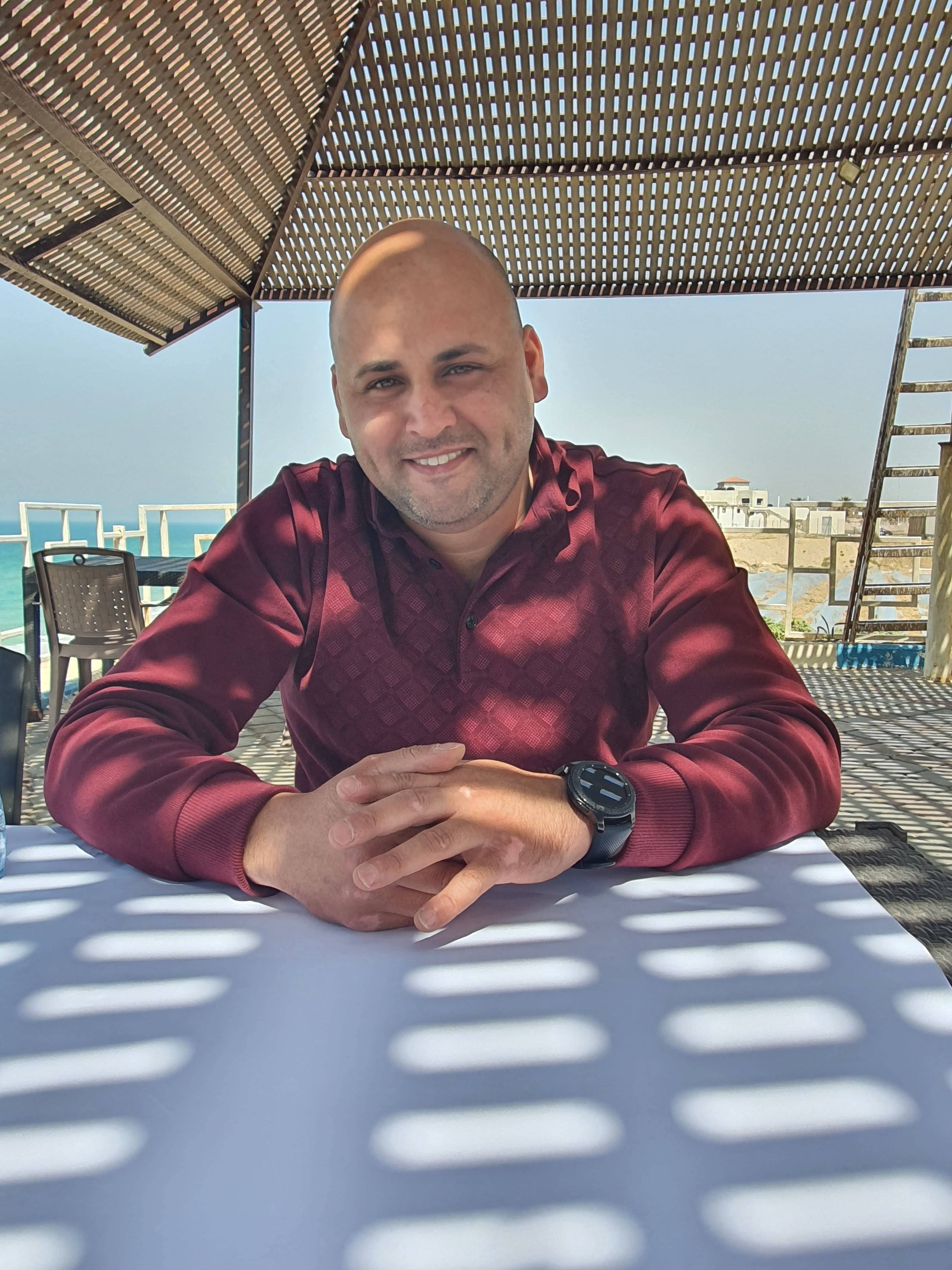 أنس مع عائلته